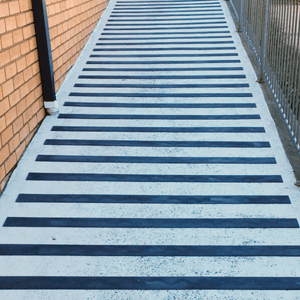 Slijtvast antislip glasvezel GRP strip voor veilige grip op natte en gladde oppervlakken, geschikt voor zwaar belopen gebieden binnen en buiten, corrosiebestendig en UV-gestabiliseerd, ideaal voor trappen en looproutes.